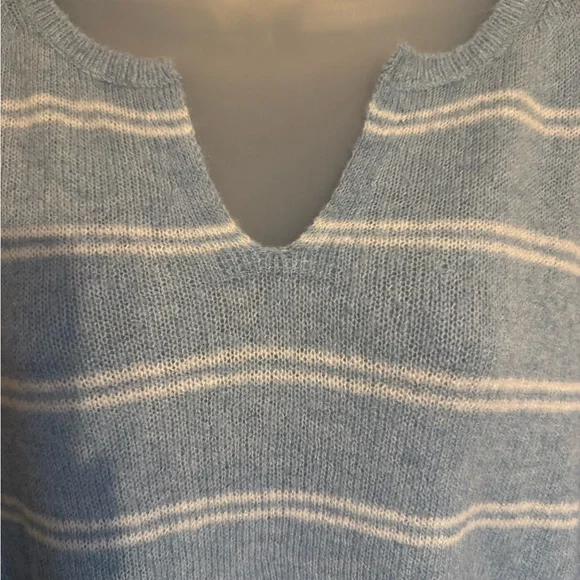 NWT American Eagle  Blue/White LIGHTWEIGHT V-Neck SPRING SWEATER   SMALL  #4 - Picture 4 of 13